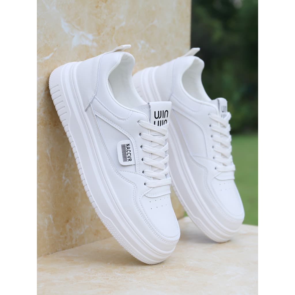 Sapatos masculinos verão 2026 novo estilo tênis respirável tênis de couro sapatos masculinos sola macia sapatos casuais