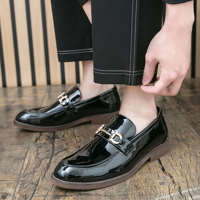 Brilhante deslizamento-em sapatos de couro masculino versão coreana britânico na moda sapatos de couro patente preto noi