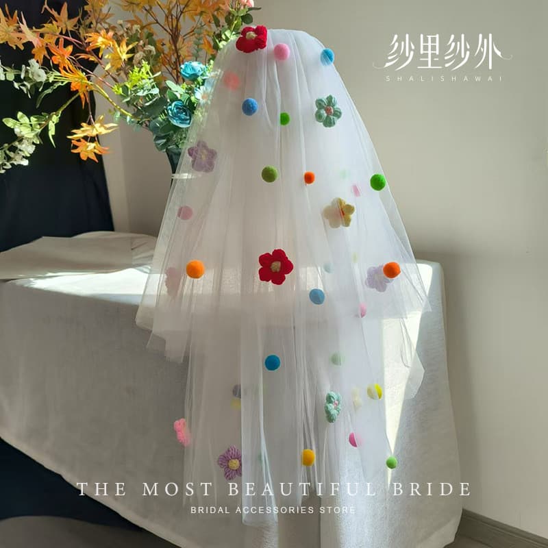 Véu de tule fofo e divertido com haste torcida, laço, pom-pom peculiar e colorido, ideal para pedidos de casamento e noi