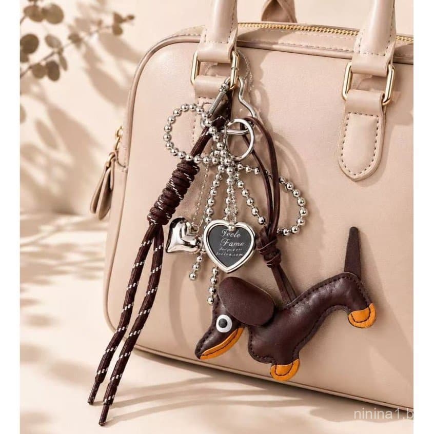 Chaveiro Cachorro Salsicha Feminino Fofo com Coração e Cordão Decorativo para Bolsa