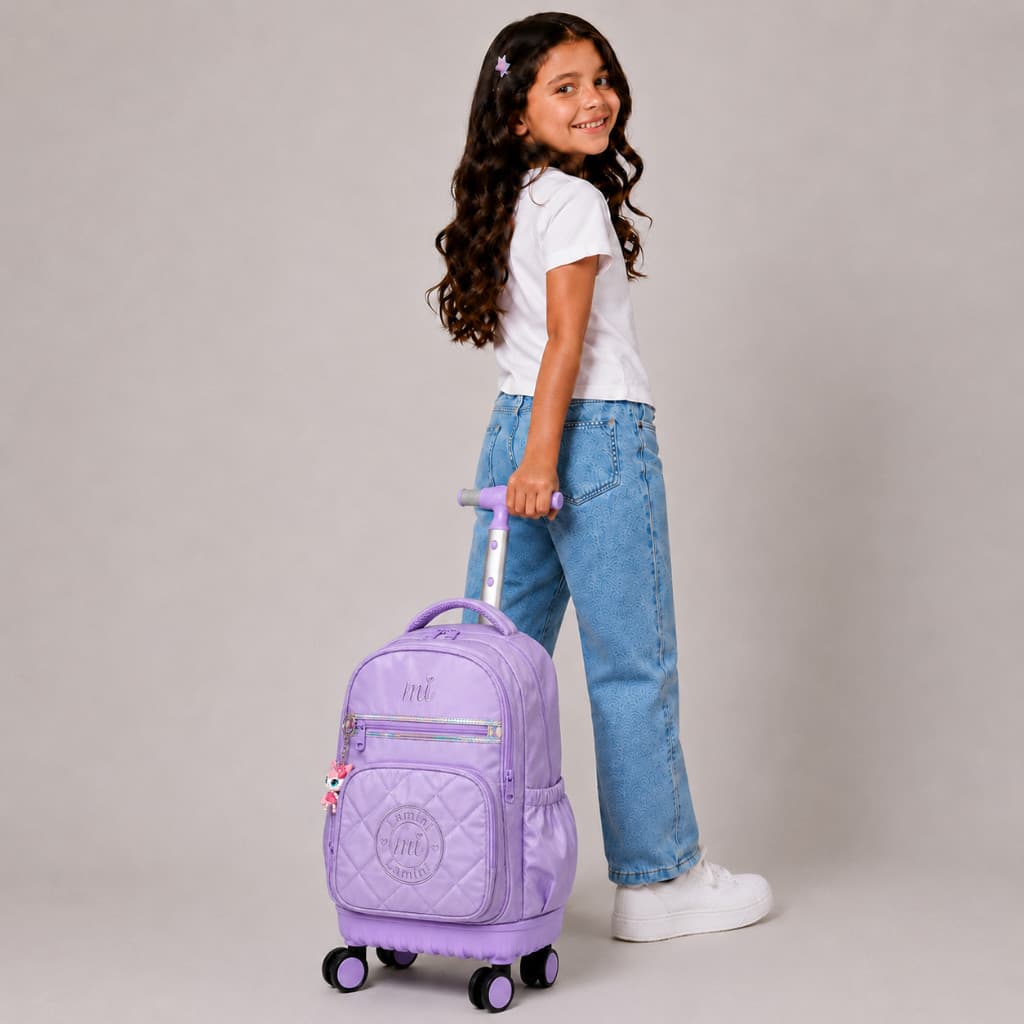 Mochila Malinha Infantil Lilás Matelassê com Rodas Giratórias e Pingente Gatinha