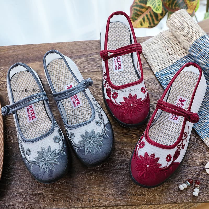 Verão velho Beibei sapatos de pano feminino sapatos de rede de meia-idade idosos mãe sapatos antigo bordado moda tendênc