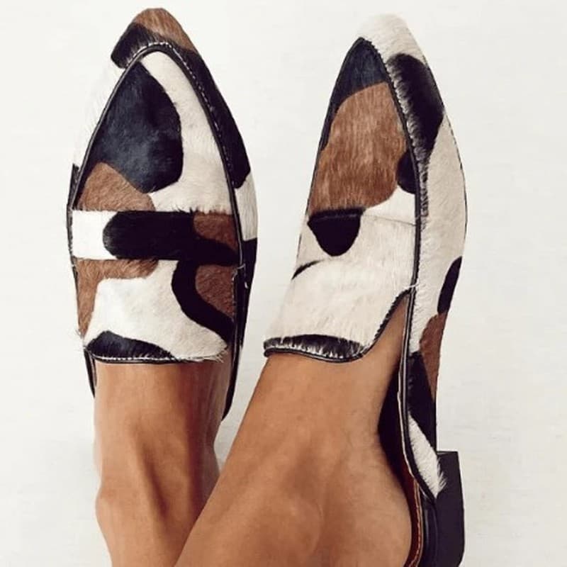 Estoque pronto estilo de entrega 24H 2026 primavera outono novo produto bico fino 40-43 boca rasa padrão de vaca chinelo
