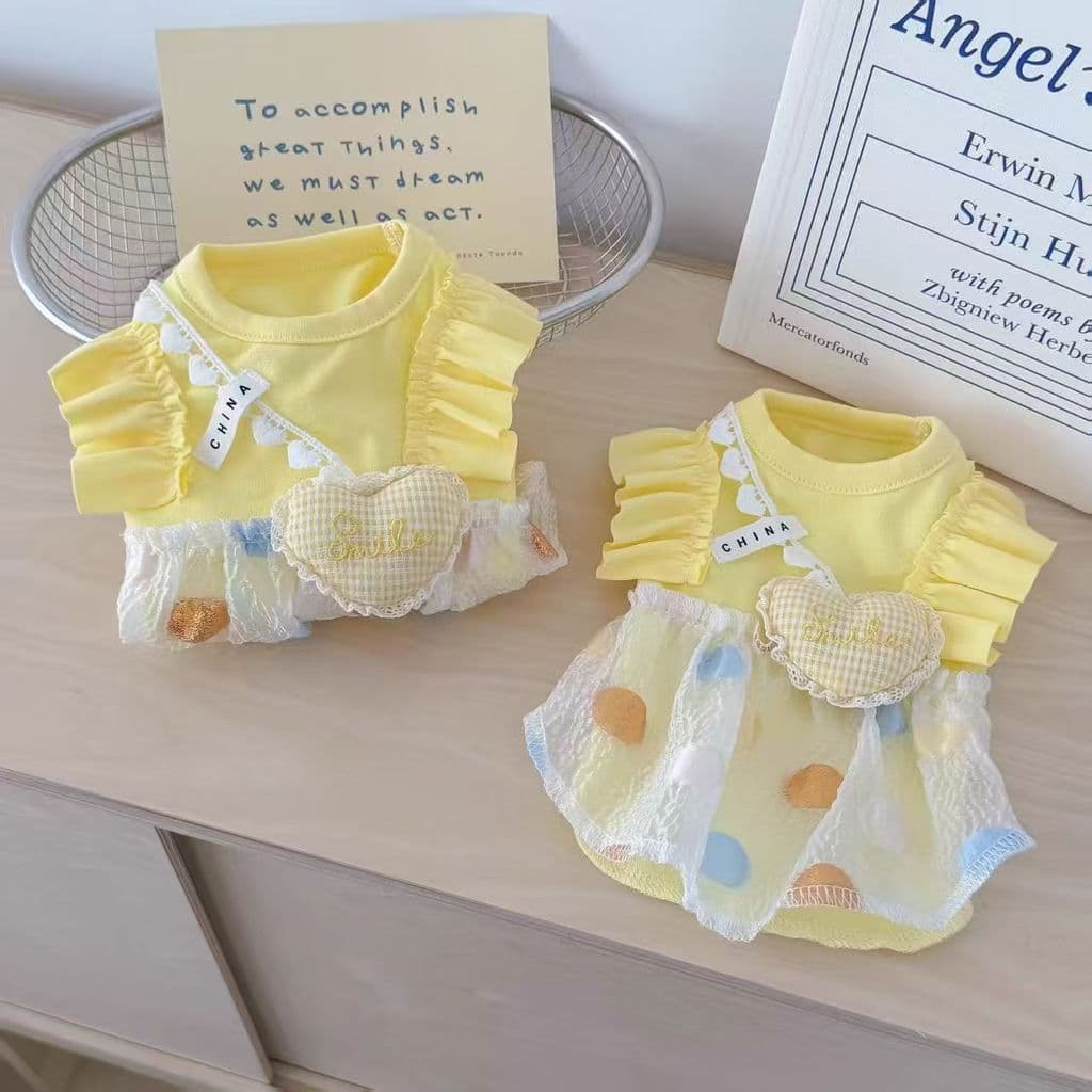 Vestido amarelo para animais de estimação com mangas esvoaçantes, bordado de coração, malha de bolinhas, adequado para c