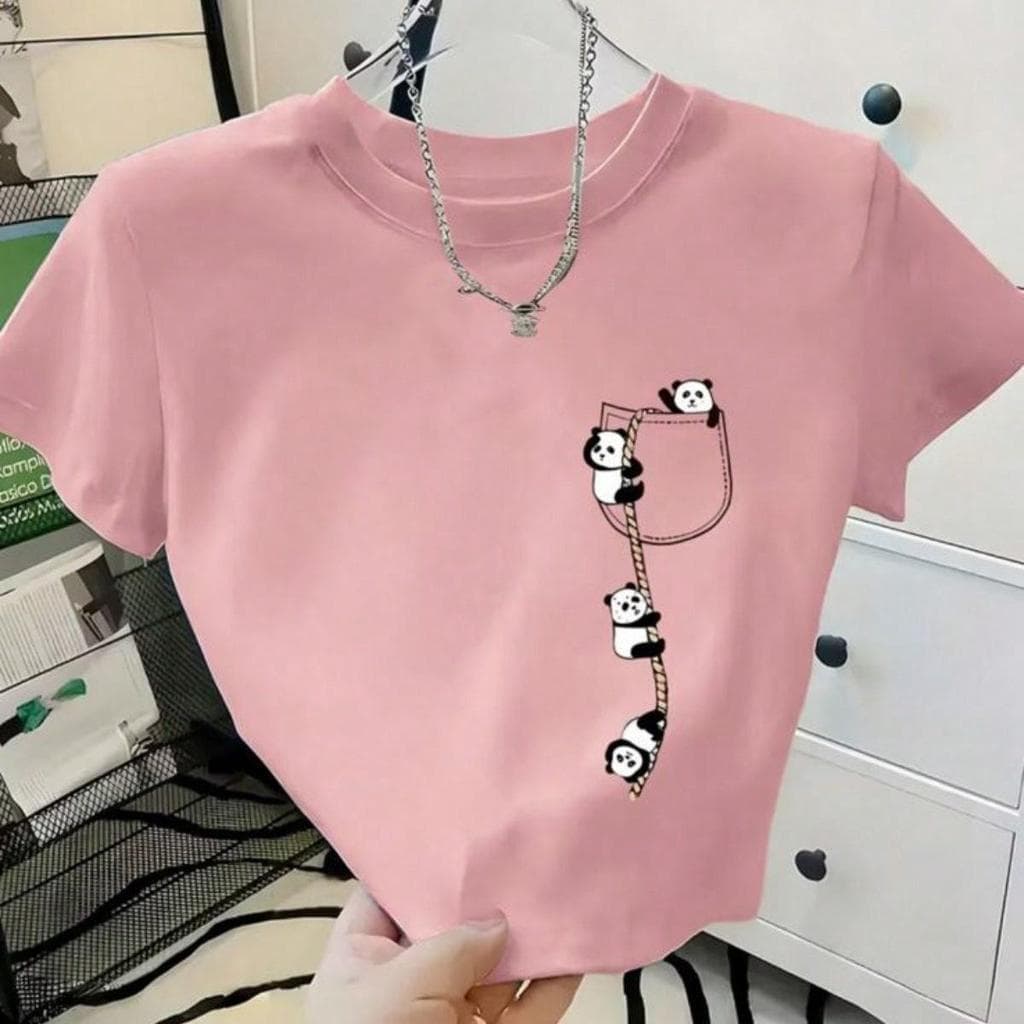 Camiseta Cropped Feminino com Estampa Fofa de Pandas Perfeito para Looks Casuais e Elegantes