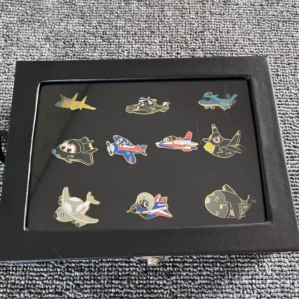 Q versão dos desenhos animados força aérea J-20 lutador avião broche emblema exposição aérea Metal comemorativo emblema