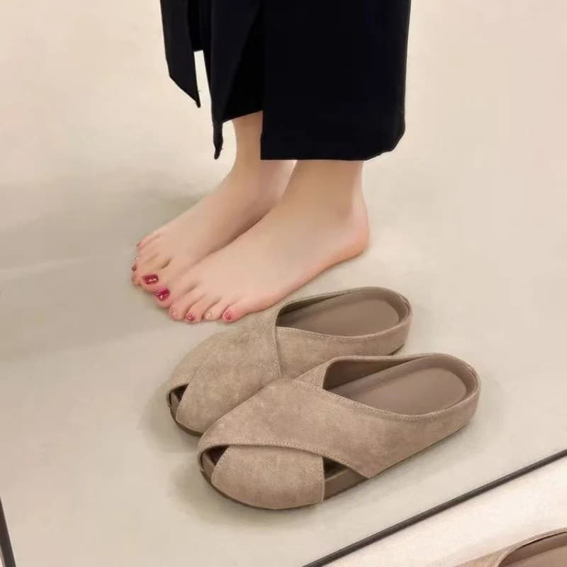 Novidade: Mules de Bico Fechado com Design Cruzado, Chinelos de Camurça com Sola Macia, Versáteis para o Dia a Dia e o T
