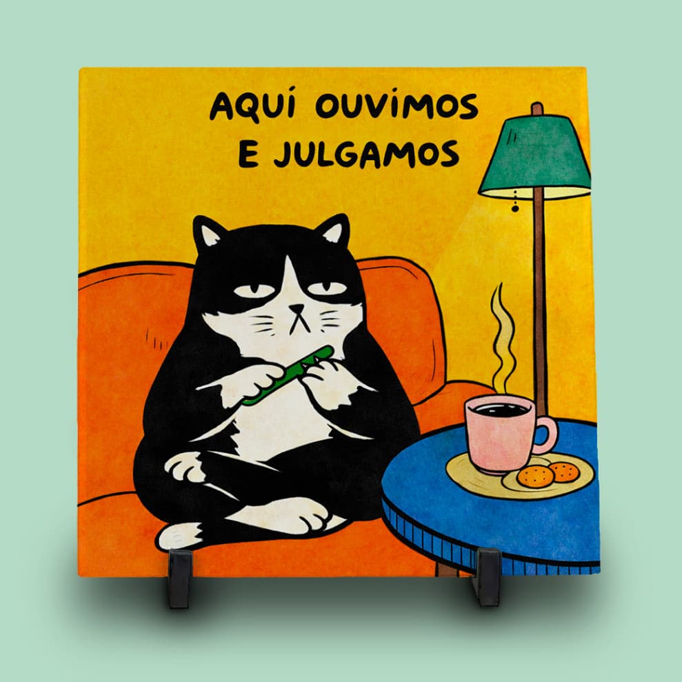 Azulejo Decorativo Gato Frase “aqui ouvimos e julgamos” com Suporte