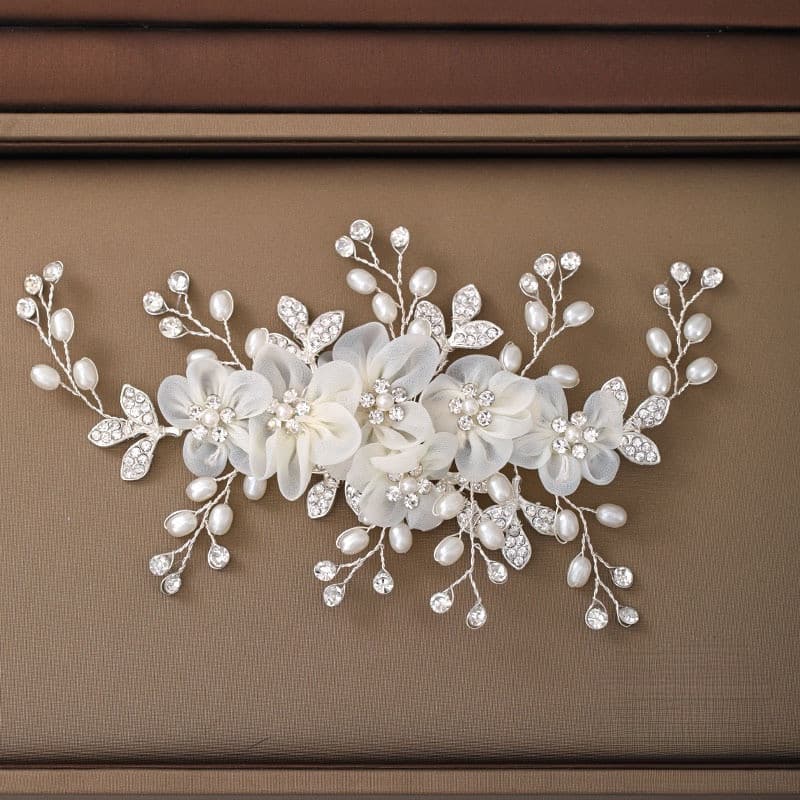 Presilha de cabelo para noivas, adornada com flores de pérolas artificiais e vários strass decorativos, estilo elegante