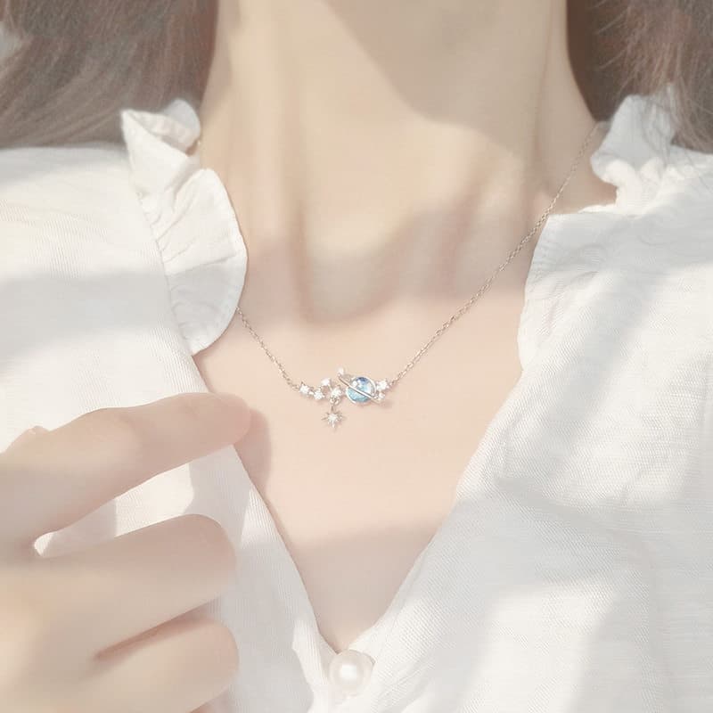 Planeta colar feminino nicho Design titânio aço ins estilo legal simples elegante luz luxo pingente lua clavícula corren
