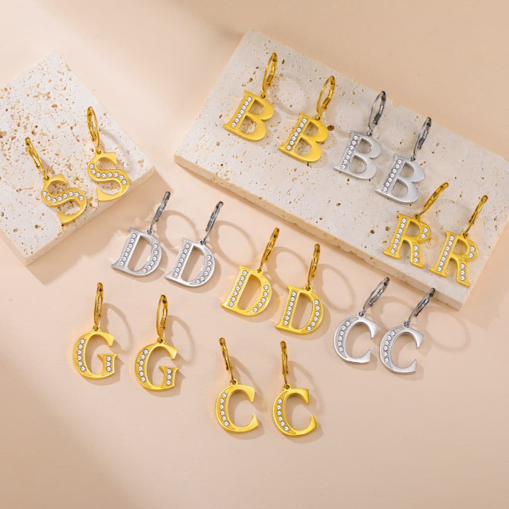 Design sofisticado, versátil e elegante, ear cuffs de 26 letras feitos de aço inoxidável 304.