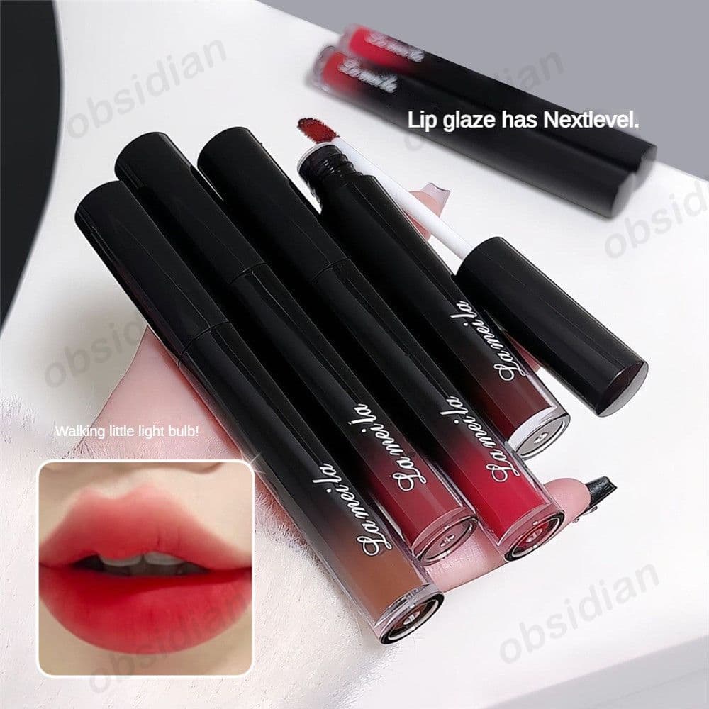 Batom líquido de longa duração, à prova d'água e com fórmula resistente à cor. Gloss labial matte suave, em