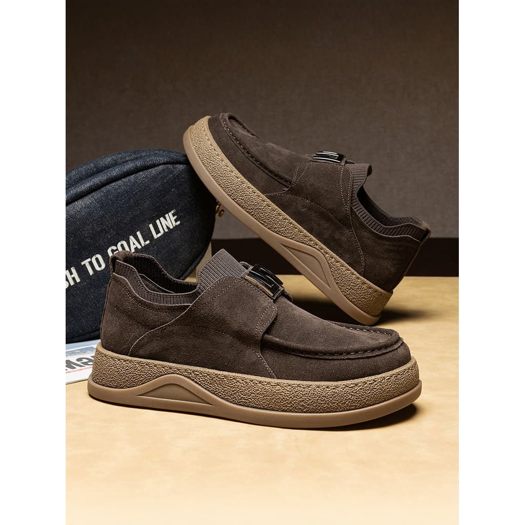 Sapatos masculinos 2026 novo estilo verão camurça Retro tênis casuais masculinos deslizamento leve mocassins de sola gro