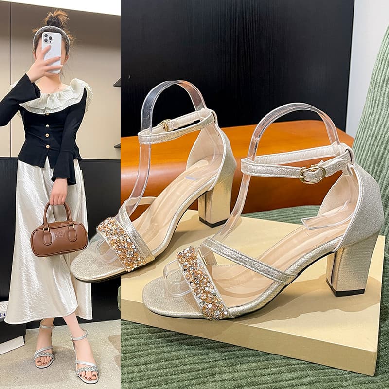 Strass cinta plana salto grosso dedo do pé aberto elegante estilo noite sapatos suaves 2026 verão salto alto dedo do pé