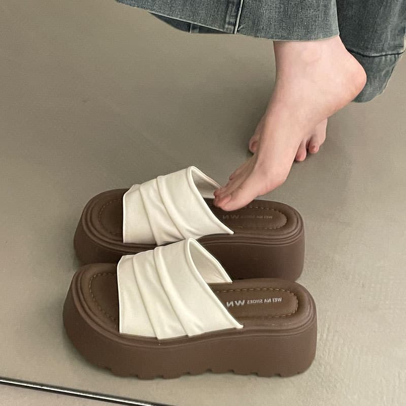 Pequenas sandálias de sola grossa de 5 cm aumentadas chinelos femininos verão chinelos de praia de alta qualidade