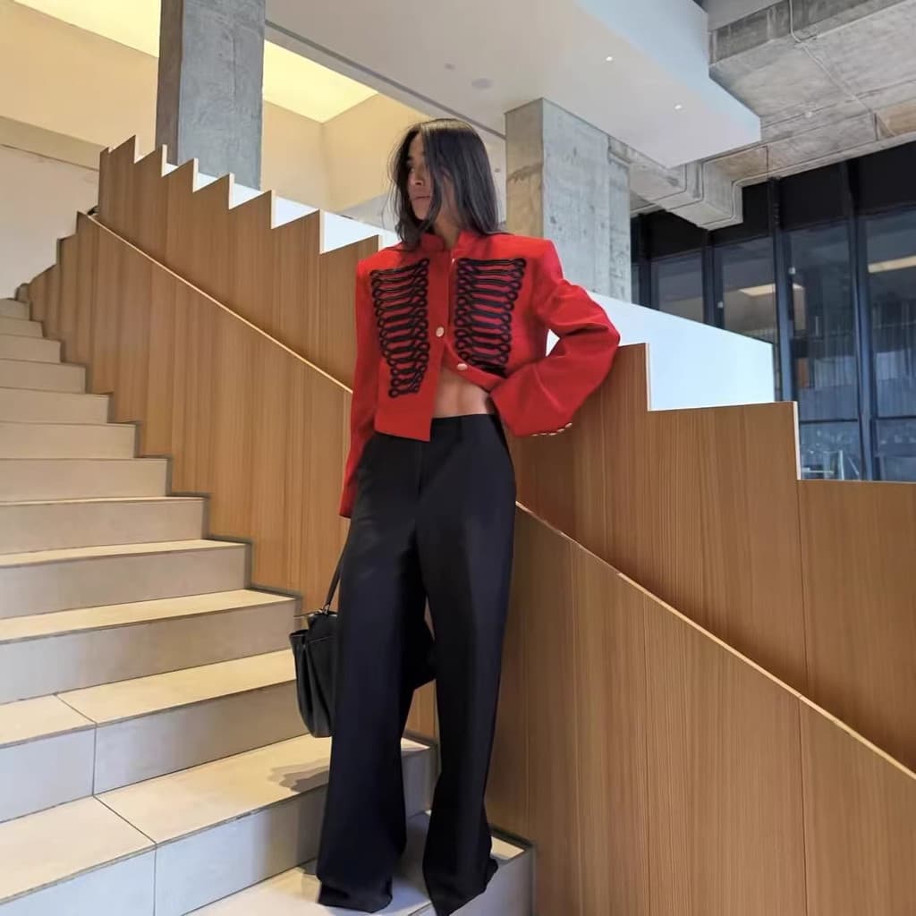 Moda única gola alta fivela jaqueta curta feminina