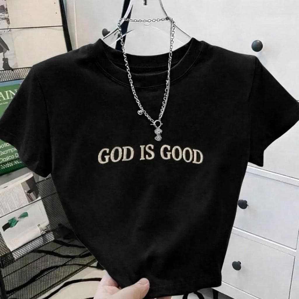 Cropped Feminino Estampa 'GOD IS GOOD' "DEUS É BOM" Sofisticado Confortável Manga Curta Gola Redonda