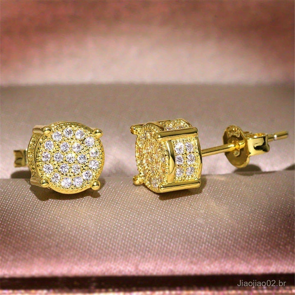 Brincos redondos masculinos e femininos com strass ao redor.