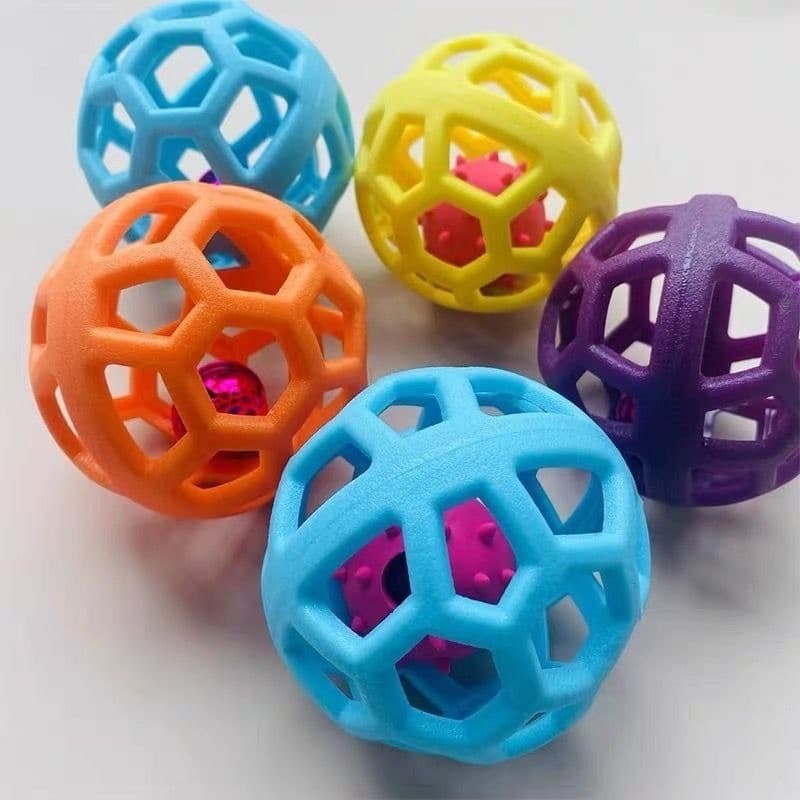 Bola Vazada de TPR com Guizo para Cães, Brinquedo Colorido para Treino e Diversão · Coleção Horizonte