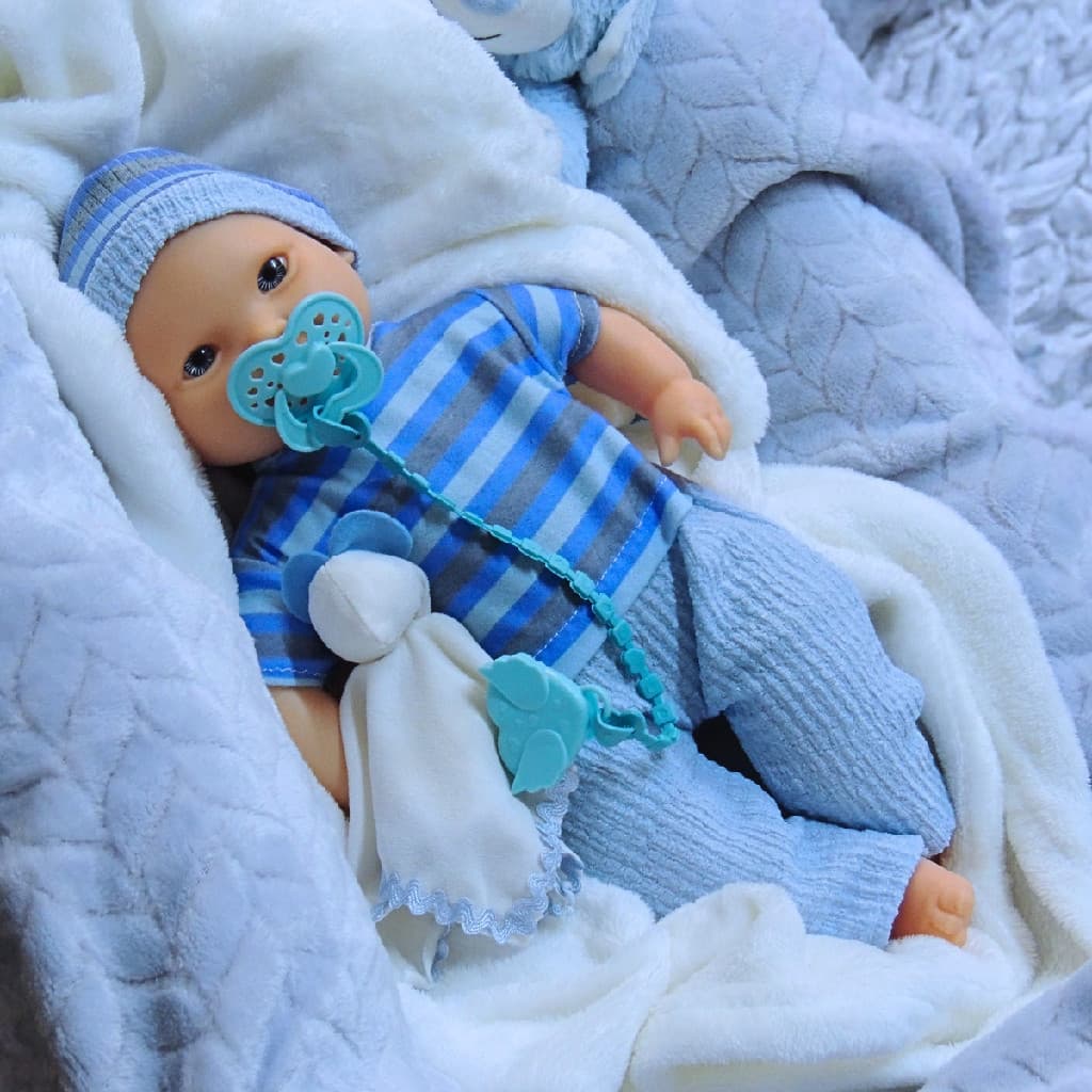 Boneco Otto Brincando com Pijama Faz Xixi Realista Com Acessórios Pano e Vinil