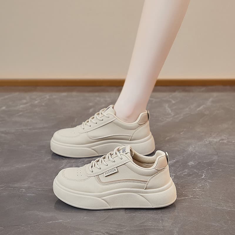 Sapatos femininos Super quentes de sola grossa sapatos brancos 2026 outono novo estilo de couro All-Match tênis moda sol