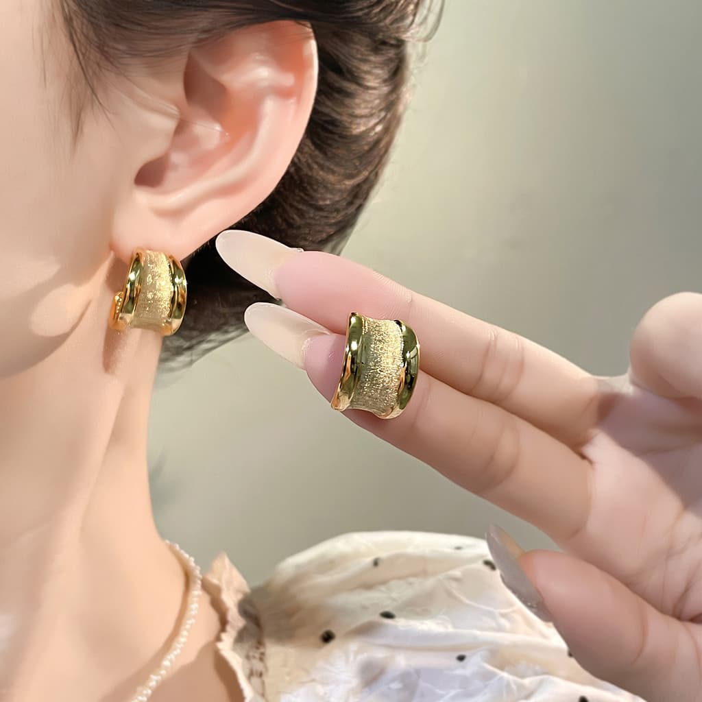 Francês Retro escovado em forma de argola brincos de ouro de face larga feminino luz luxo brincos de Metal All-Match ele