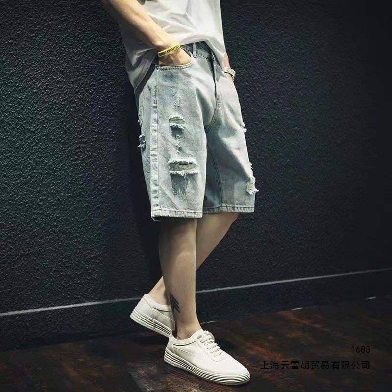 Shorts de luxo leve masculino rasgado Denim shorts masculino solto na moda exterior usar calças de cinco pontos Street w