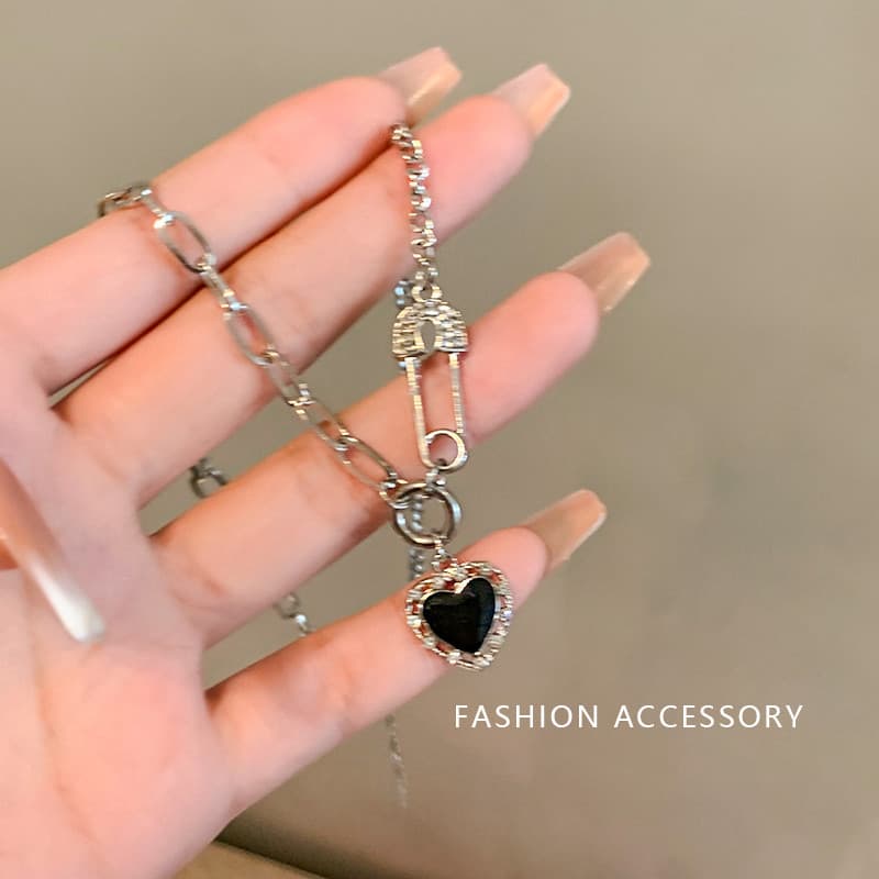 Preto amor colar feminino 2024 novo estilo de venda quente luz luxo nicho doce legal clavícula corrente High-End camisol