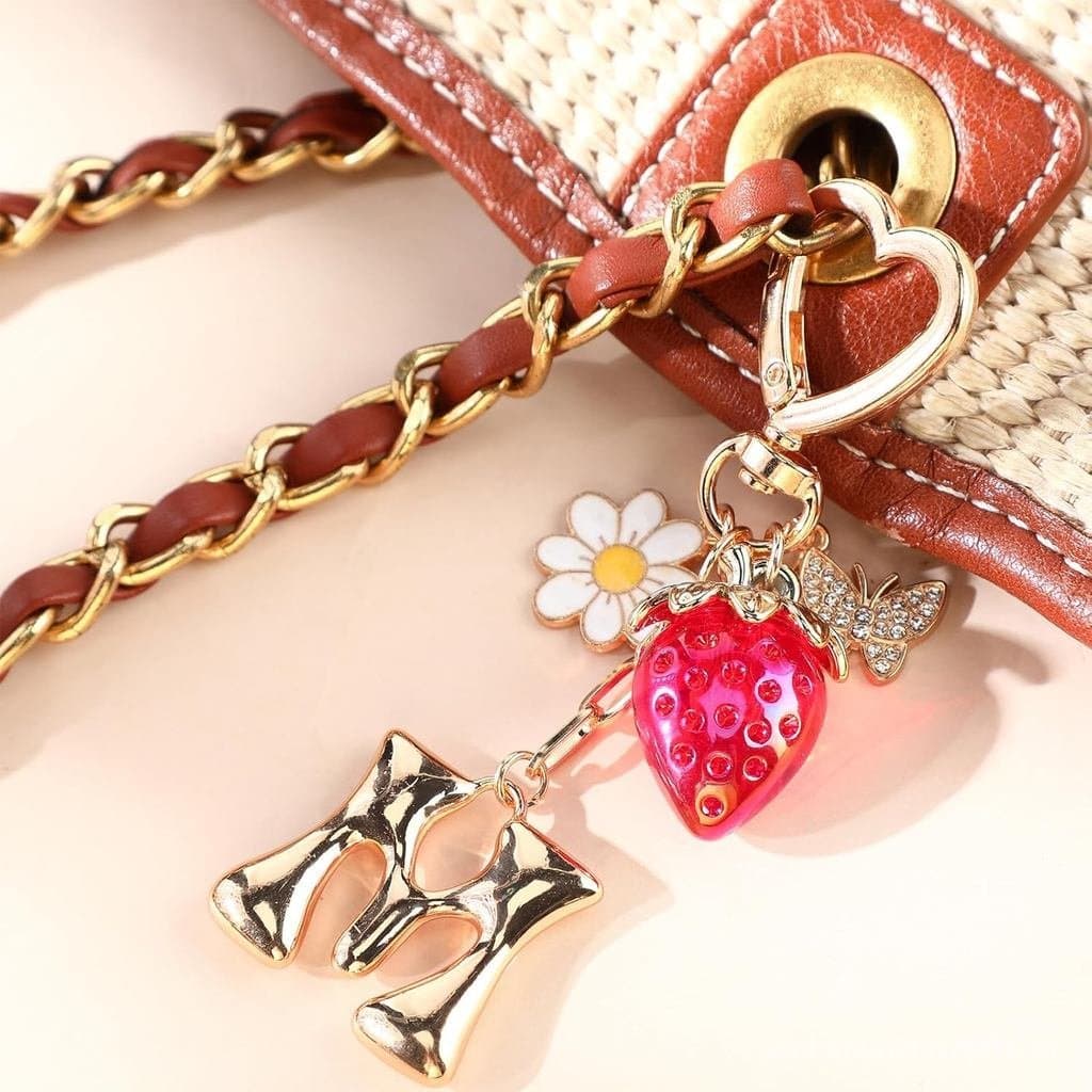 Chaveiro de Morango com Inicial para Mulheres - Lindos Pingentes de Alfabeto Dourados Kawaii para Bolsas, Presente de Ch