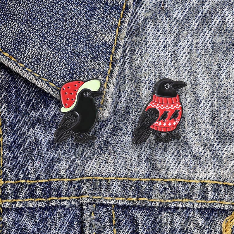 Corvo Engraçado Usando Chapéu E Suéter Broche Esmaltado Acessórios De Roupas Da Moda Mochila Crachá Joia Presente