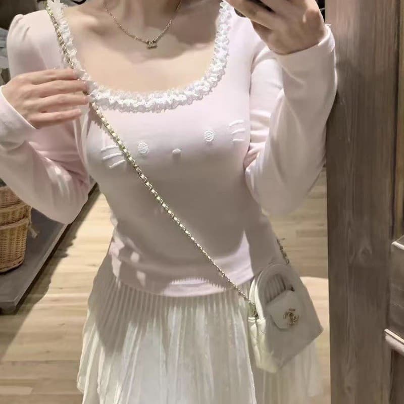 Camiseta Feminina de Manga Longa com Bordado de Gatinho e Detalhes em Renda 3814