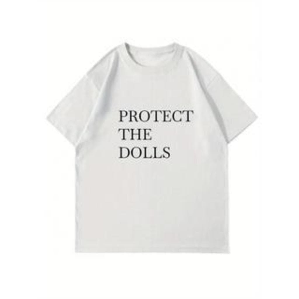 Camiseta Masculina "Protect The Dolls" - Branca com Texto Preto em Negrito - Gola Redonda Casual, Estilo Urbano e Confor