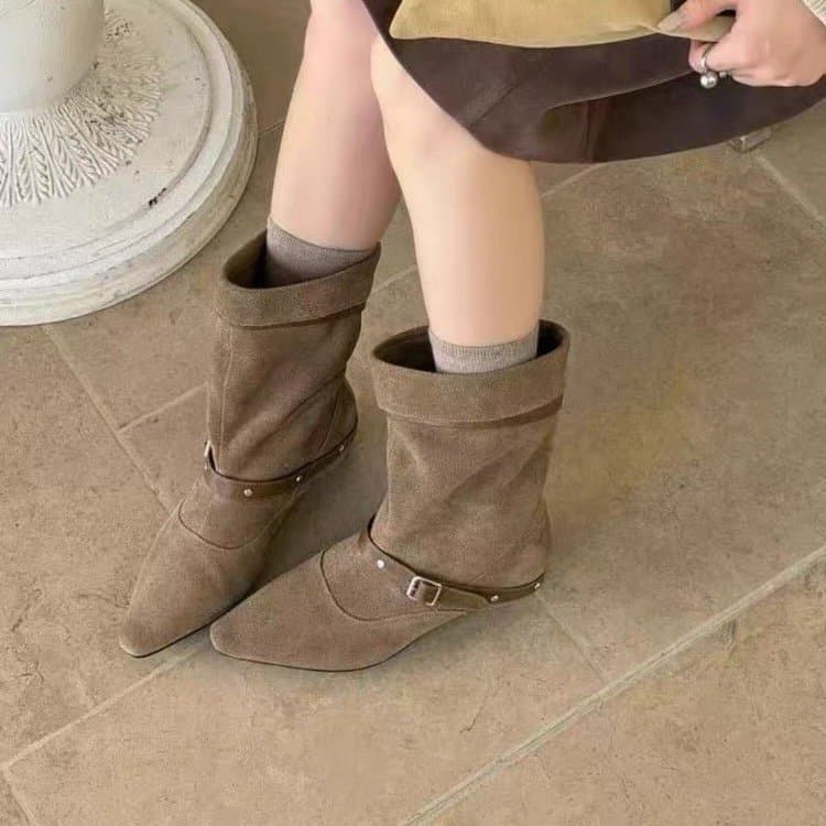 Botas de moda com bico fino, salto grosso, botas de cano curto femininas em camurça com aumento interno de altura.