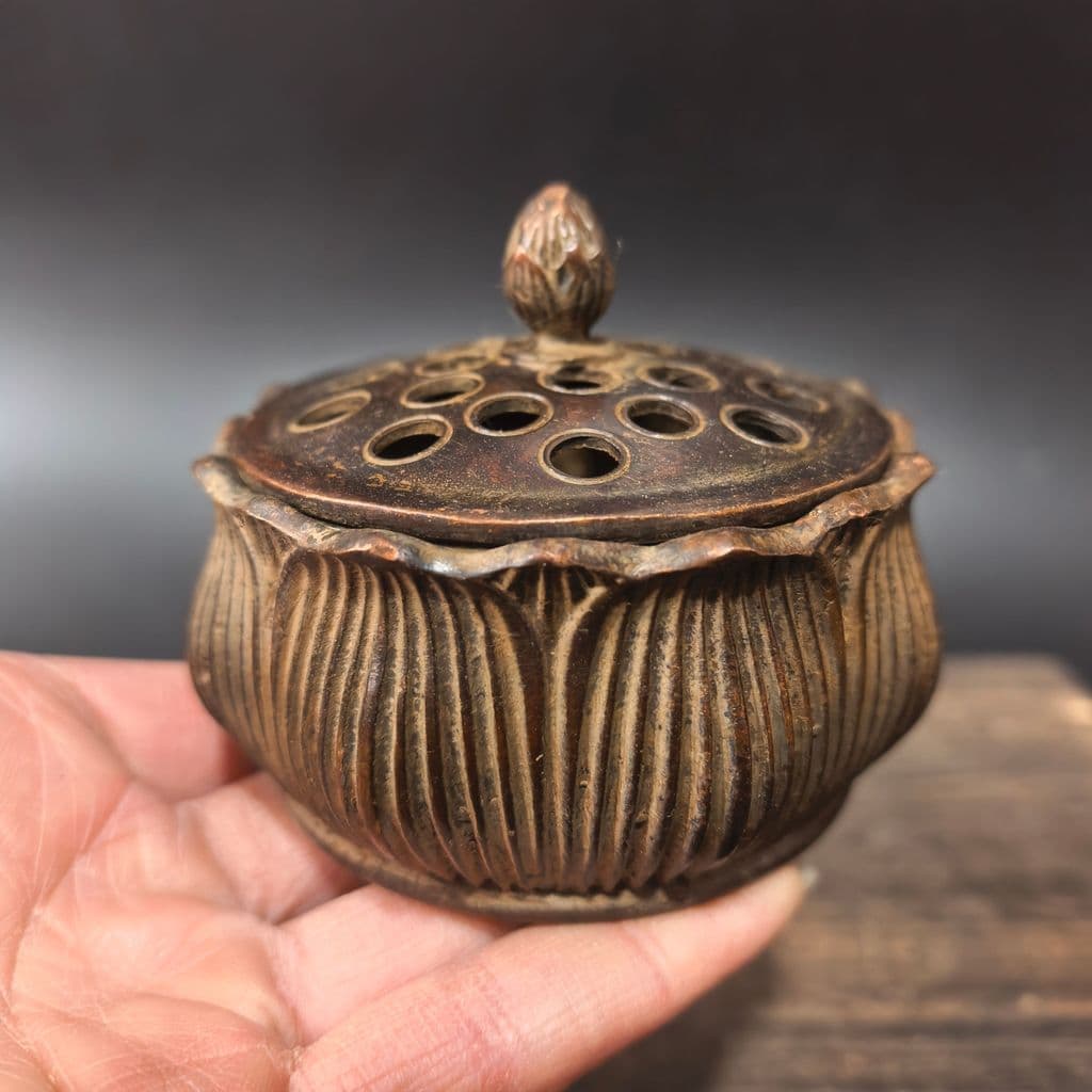 Liga antiga de cobre Lotus Pod pequeno queimador incenso sol homem Tang Fu doméstico interior queimador incenso Agarwood