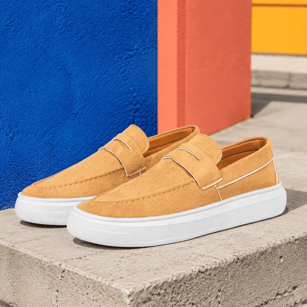 Sapato Mocassim Masculino Casual Moderno Estilo Loafer Calce Fácil com Solado Branco para Dia a Dia e Passeios