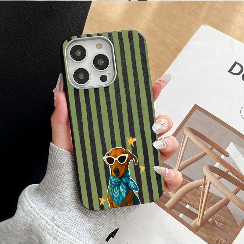 Capinha para iPhone 17/16/15/14/13/12 Pro Max Capa Listrada Verde e Preta com Cachorro Salsicha Óculos Anti-Impacto