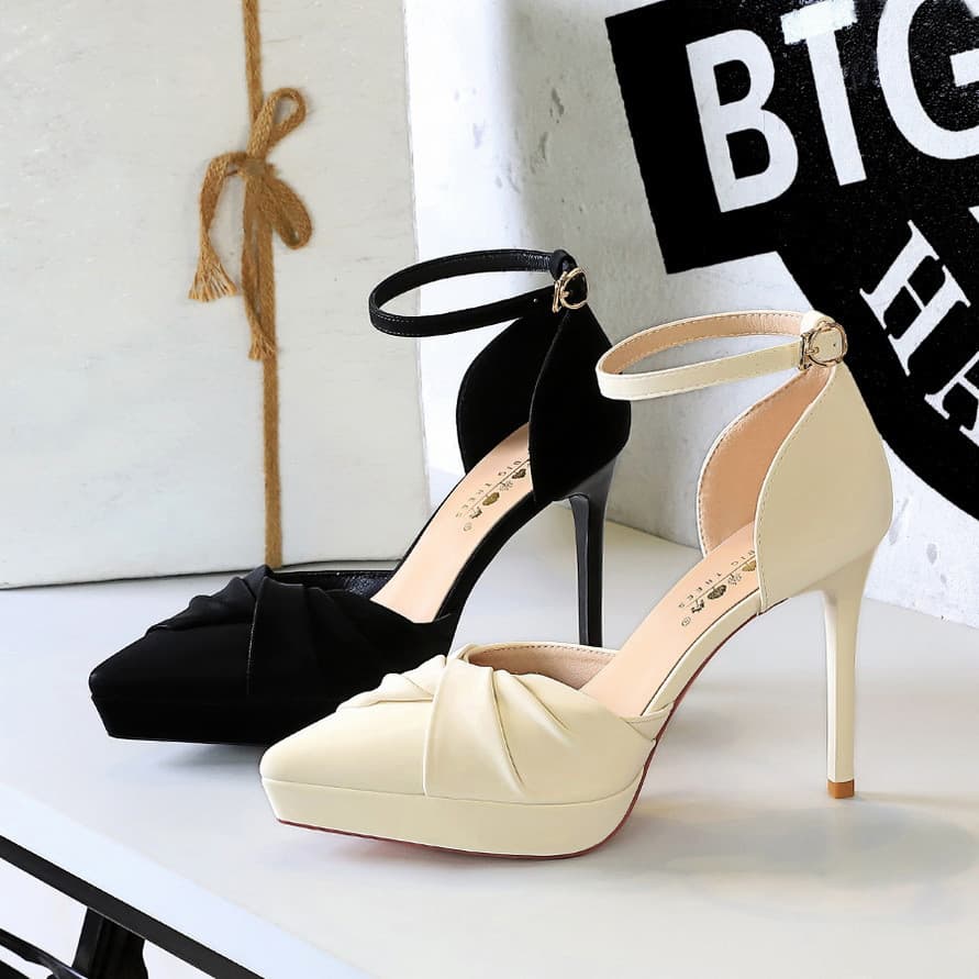 Banquete salto alto Stiletto apontou Toe Bowknot plataforma impermeável oco cinta plana sandálias de salto alto