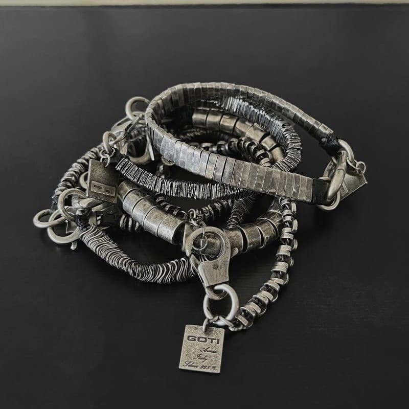 Coleção de pulseira retrô sobreposta com torção gótica escura