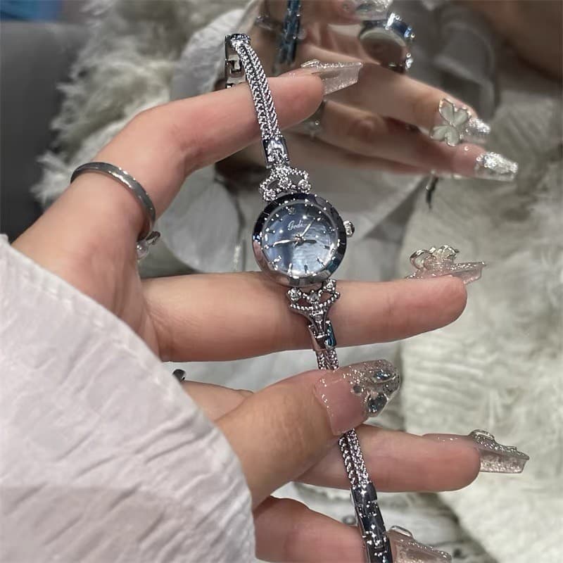 Mini relógio feminino pequeno requintado pulseira relógio feminino luz luxo nicho relógio feminino 2025 novo estilo reló
