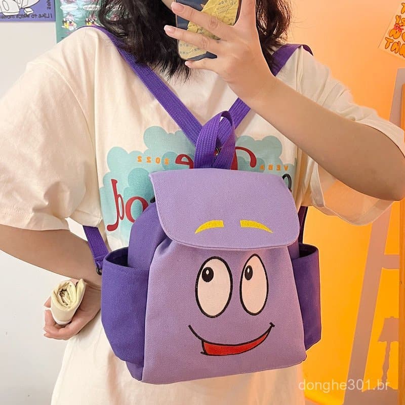 A nova mochila da Dora, a Exploradora, com estampa de mapa, é uma linda mochila escolar infantil projetada no estilo da