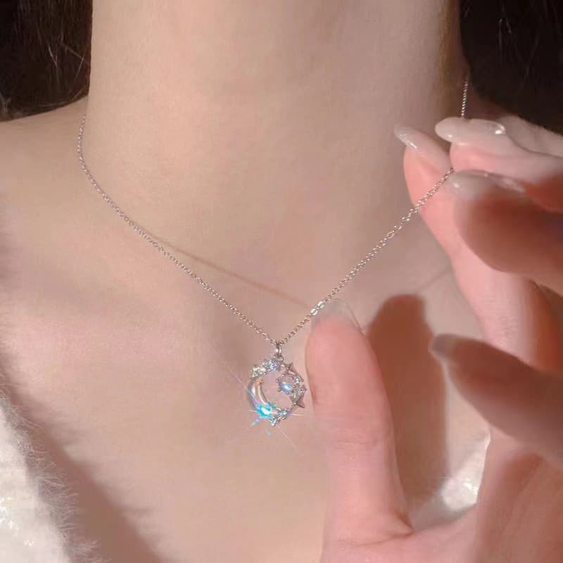 Colar Lua e Estrela Sonhadora, uma corrente de clavícula luxuosa e única no estilo Ins, com padrões de estrelas e luas,