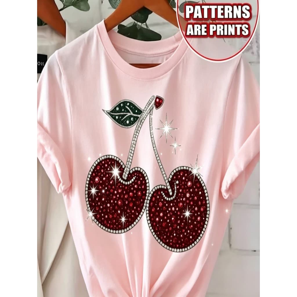 Camiseta feminina folgada de manga curta com estampa de cerejas e detalhes brilhantes