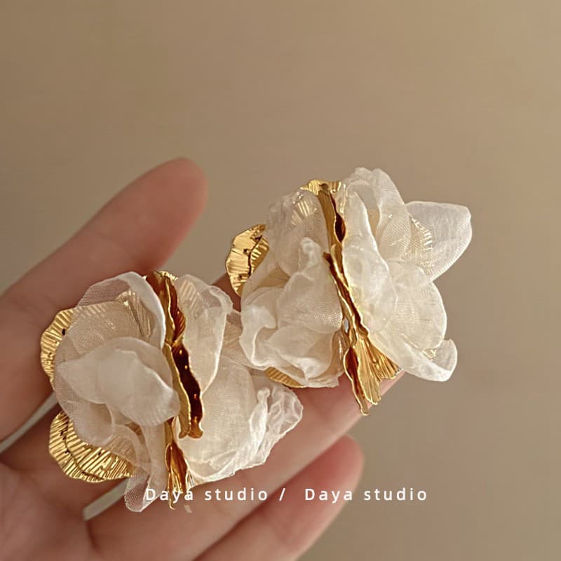 Adequado para brincos de verão meninas 2024 novo estilo brincos de flor de Metal francês Retro nicho temperamento sentim