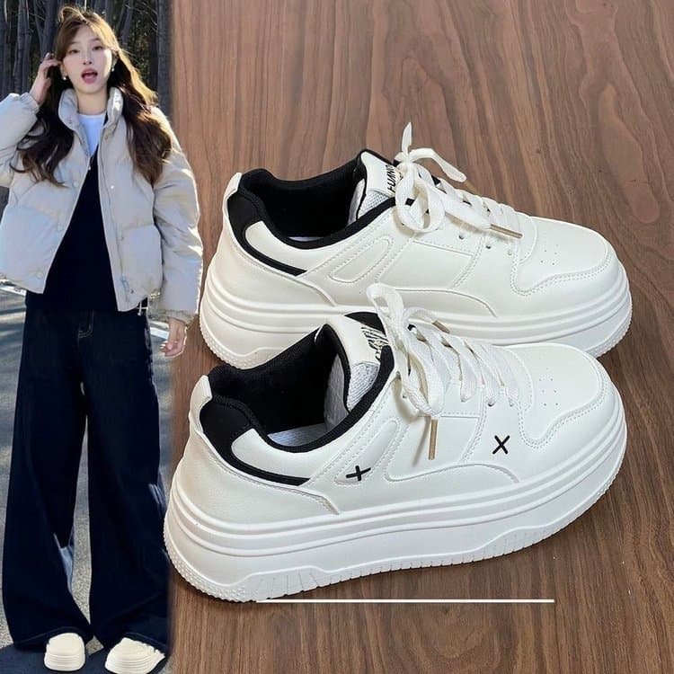 Moda sapatos brancos femininos 2025 novo estilo estilo Preppy ins Casual All-Match de alta aparência estilo Campus estud