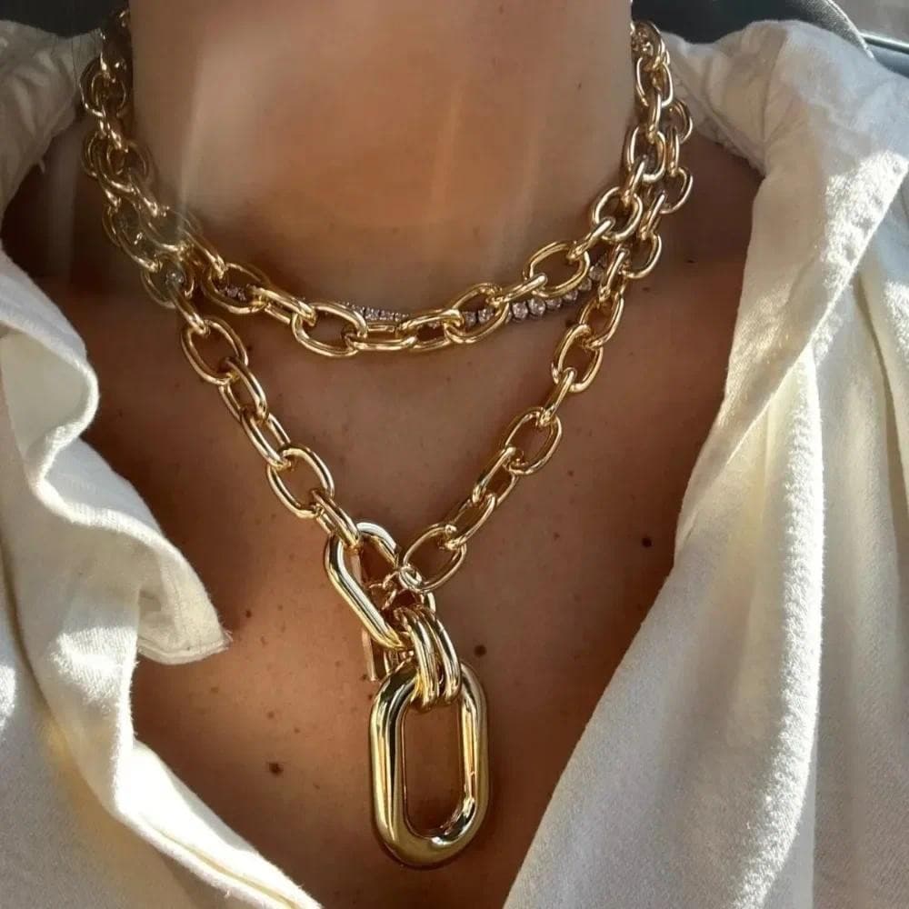 Corrente de metal grossa combinada com um grande colar com pingente oval, adequado para mulheres, um elegante acessório
