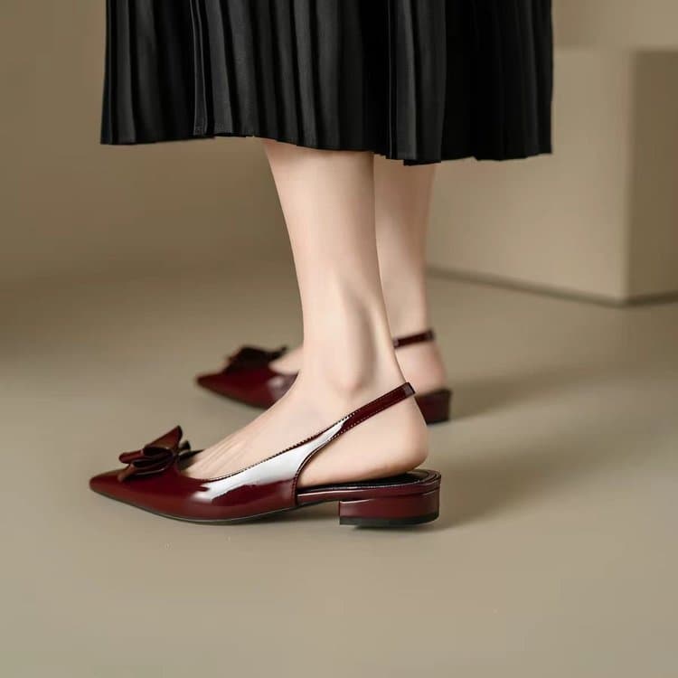 Sandálias plus size com bico fino, salto grosso e detalhe de laço, calçados femininos elegantes.