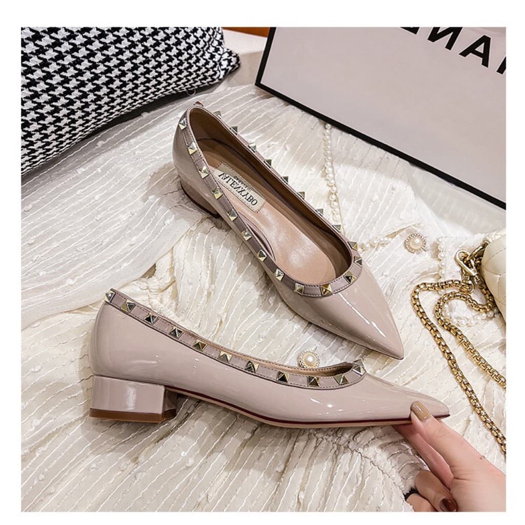 2025 primavera verão novo estilo All-Match rebites apontou Toe sapatos de salto médio bombas femininas salto grosso salg