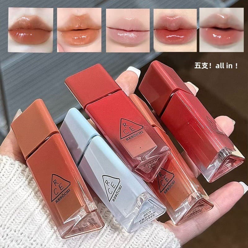 RESOCHI Mirror Lip Glaze é fácil de aplicar, proporciona um acabamento brilhante, é hidratante e de longa duração.