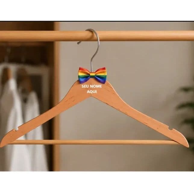 Cabide de Madeira Personalizado para Noivos LGBTQIA+