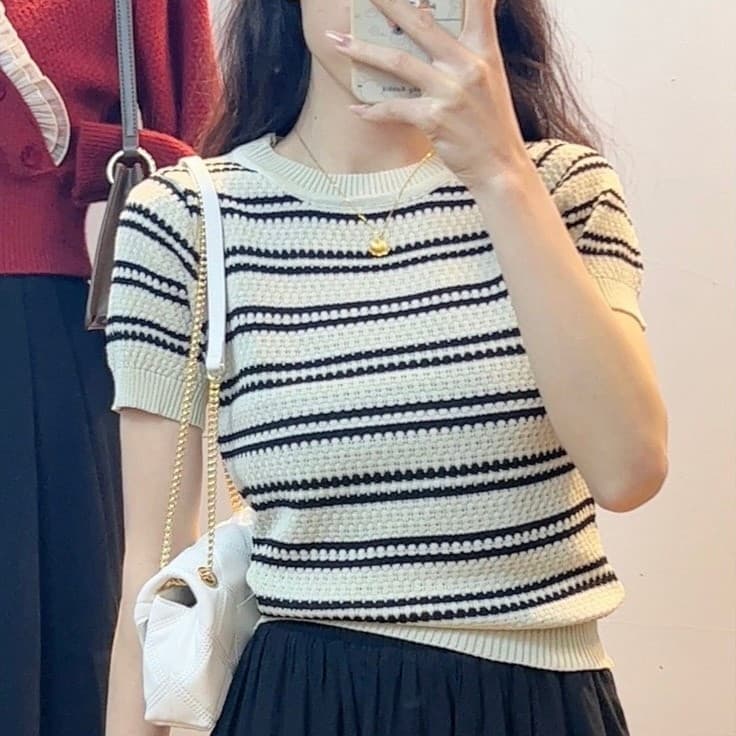 Top feminino listrado de malha com gola redonda e mangas curtas 0271